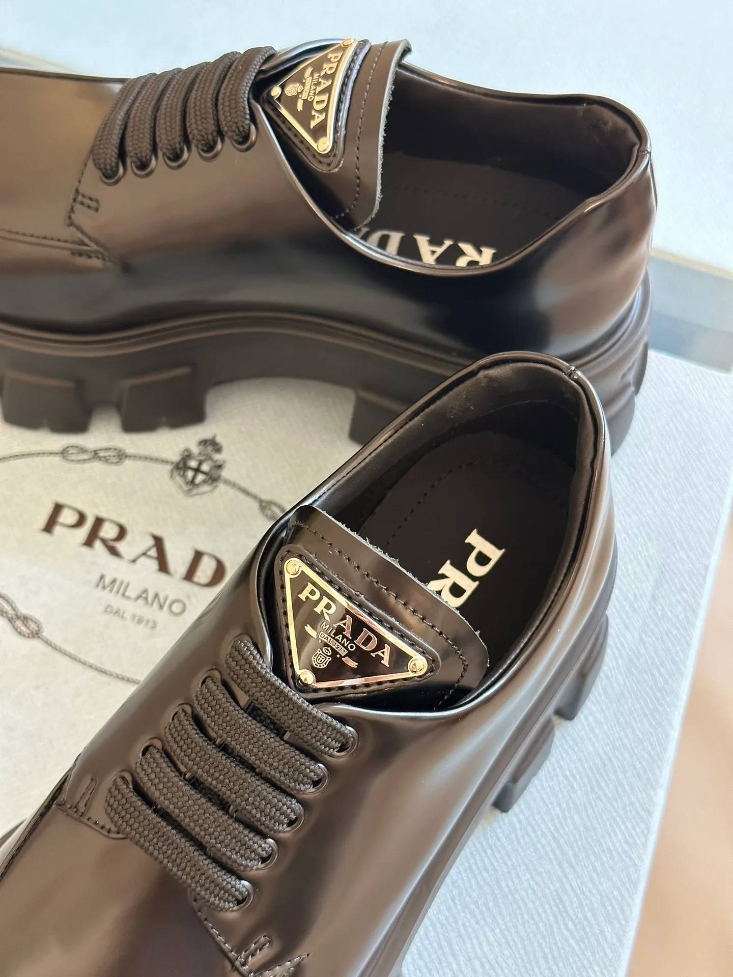 👟👟Ex-factory price 480👟👟 prada fw23 new arrival～ pjia’s new 2023 autumn and winter thick-soled shoes🆕 Classic lace-up thick soles decorated with triangle logo, more recognizable, very attractive and easy to wear! The upper is made of open-edge beaded cowhide, and the sole is made of lightweight high-density foam material! Top quality 35-41